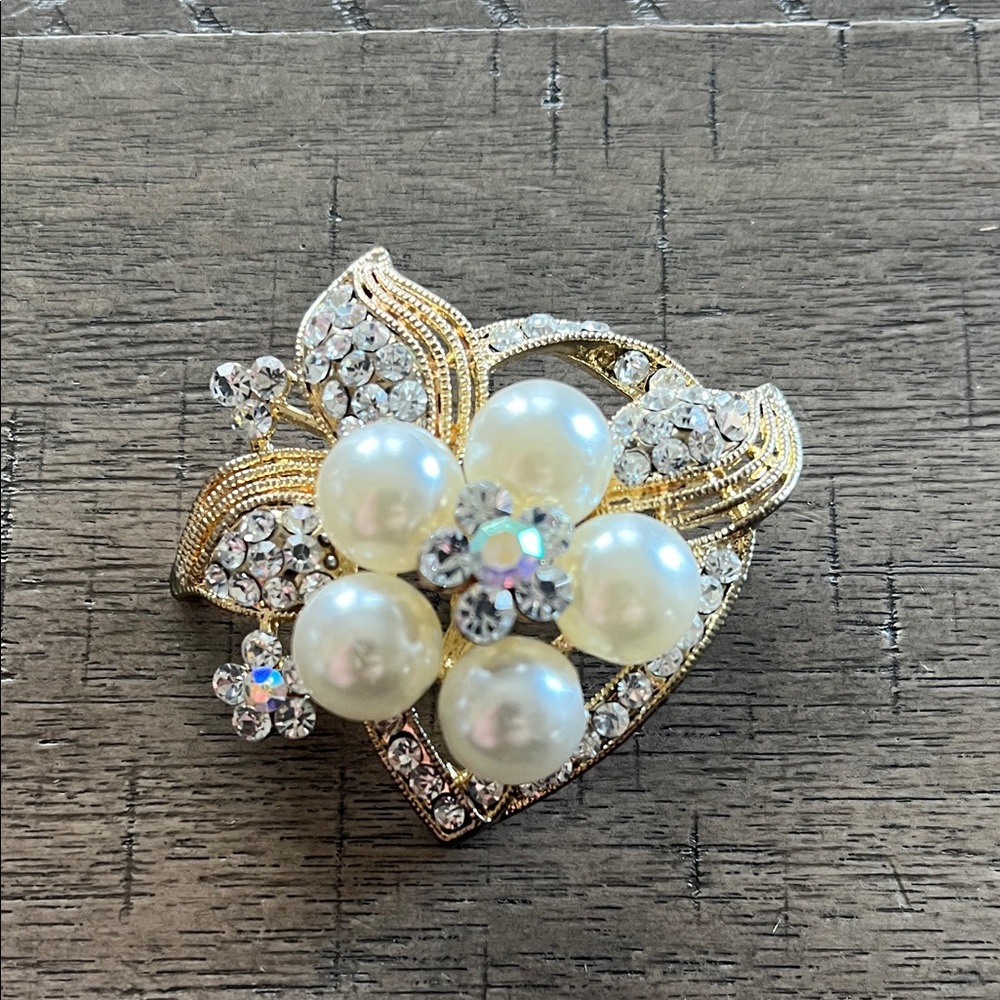 Vintage Gold Pearl and‎ Rhinestone Brooch